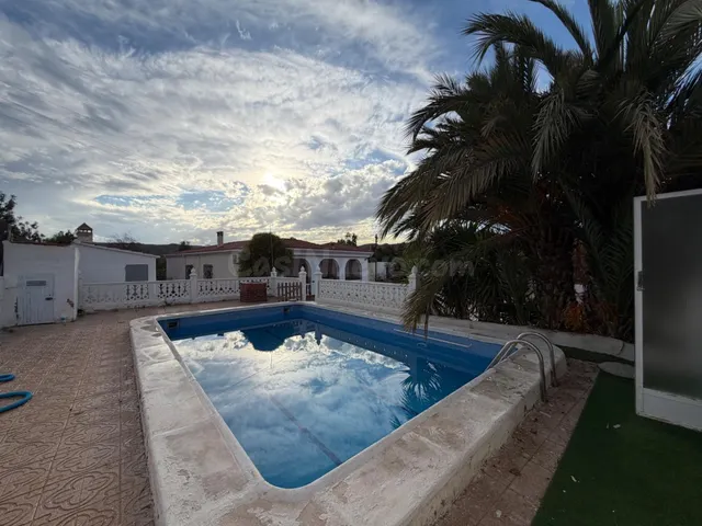SE VENDE CHALET CON CASA DE INVITADOS EN ELCHE, URBANIZACIÓN - foto 2