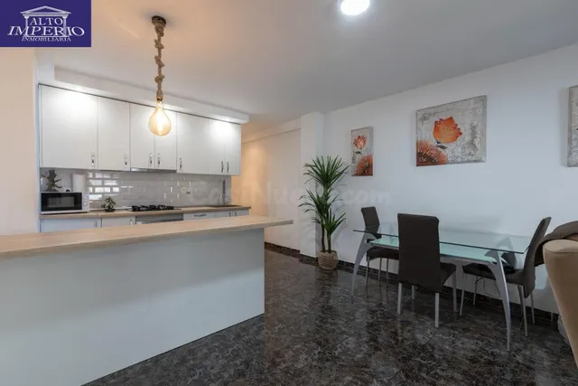 Ático reformado con ascensor, terraza y chimenea, listo para