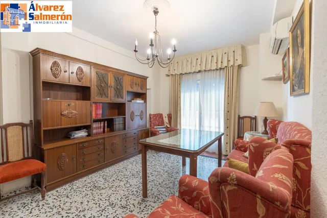 Piso de 3 dormitorios en calle milán, zaidín | muy luminoso y con gran potencial — 3