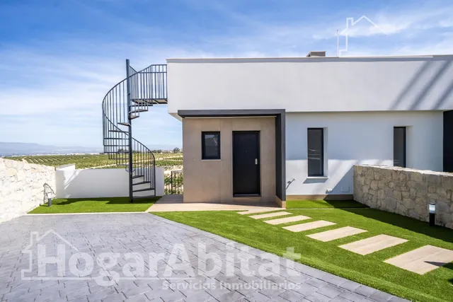 PRECIOSO ADOSADO A ESTRENAR CON PISCINA PRIVADA Y TERRAZA — 24