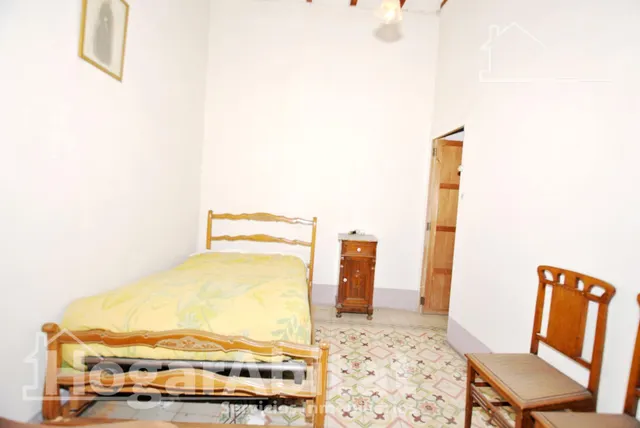 Amplia casa esquinera con terraza y trastero en el centro — 34