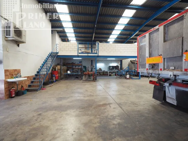 Se alquila nave de 512 metros cuadrados con oficinas y ampli - foto 3
