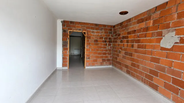 Nave comercial con alojamiento, aparcamiento y parcela en A Gándara — 30