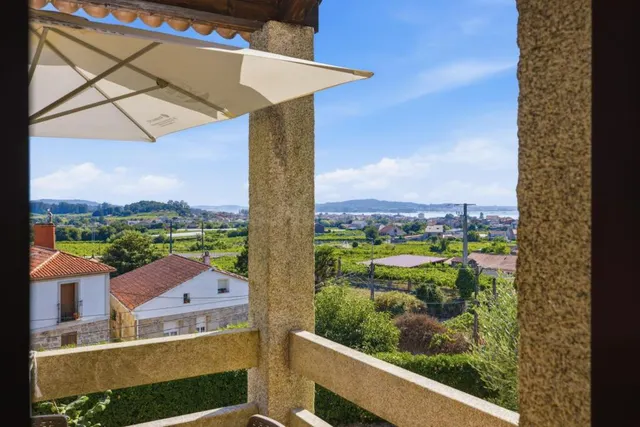 UNA JOYA EN PIEDRA GALLEGA EN EL CORAZÓN DE LAS RÍAS BAIXAS. 407 m2 construidos | Parcela: 1.626 m2 | Dormitorios: 4 | Baños: 3 — 52