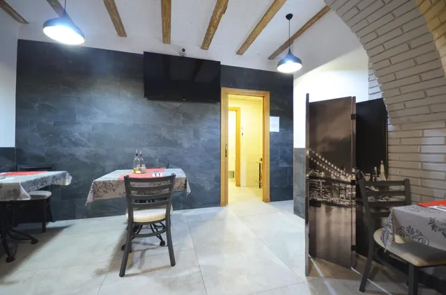 Negocio de restaurante-bar en funcionamiento en local esquinero de 402 m2 — 28