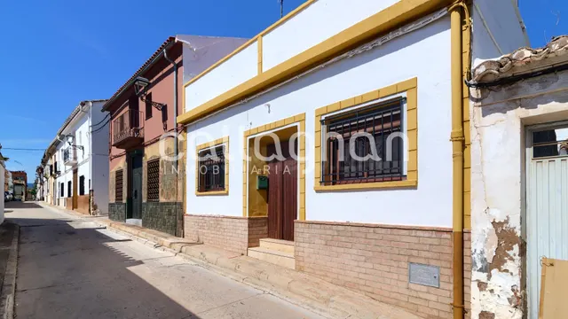 Amplia vivienda con chimenea, patio y terraza en entorno nat