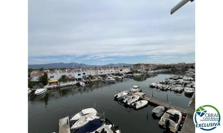 Bonito y moderno piso con vistas al canal y amarre de 2,5 x 5 m en Port Emporda, cerca de la playa y del centro de Empuriabrava