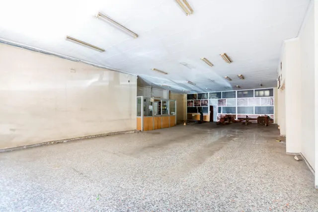 Oportunidad en Gandia: Amplio Local Comercial en Venta — 9