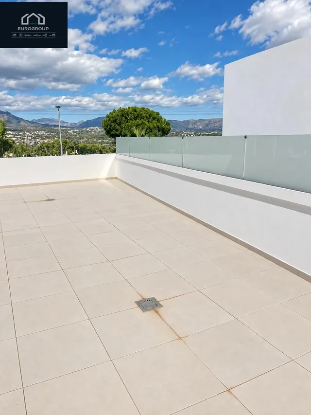 Impresionante chalet en perfecto estado, con 5 dormitorios y 3 baños, piscina privada y garaje con una parcela de 800m en el albir — 33