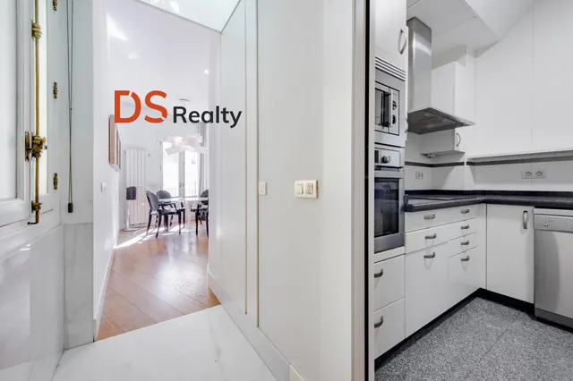 Ds realty presenta | vivienda exterior con tres balcones y terraza frente al templo de debod — 20