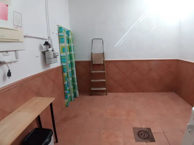 PISO AMUEBLADO DE DOS DORMITORIOS EN PLANTA BAJA, CON AMPLIO SALÓN, COCINA INDEPENDIENTE Y PATIO. CALEFACCIÓN DE GAS INDIVIDUAL, AIRE ACONDICIONADO, ARMARIOS EMPOTRADO. — 17
