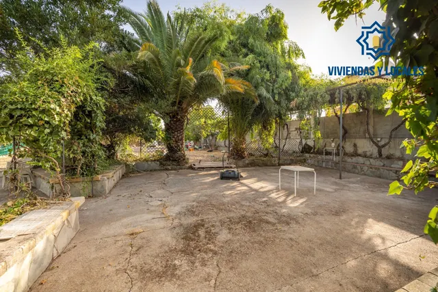 Terreno urbanizable, actualmente hay un restaurante. — 38