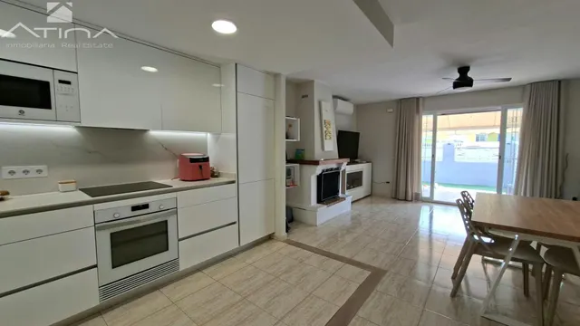 Adosado en Playa de Miramar a 600m del mar, con parcela de 213 m2, piscina comunitaria, barbacoa, chimenea y garaje para varios coches. — 11