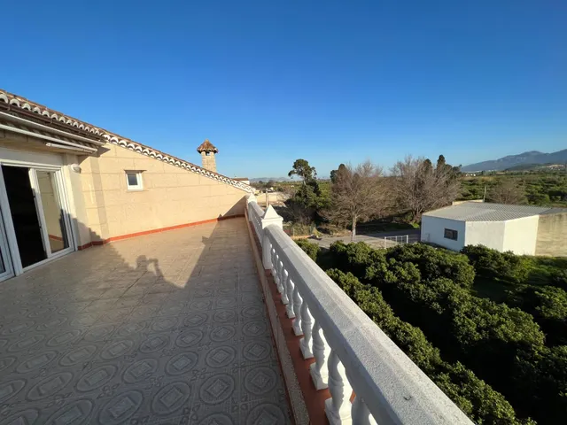 ESPETACULAR  CASA/CHALET A SOLO 8 KM DE CULLERA , CON AMPLIA PARCELA, FRUTALES Y PISCINA. — 12