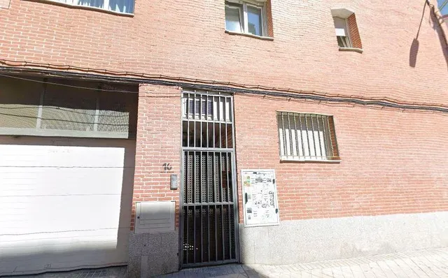 SE VENDE piso OKUPADO en Gonzalo Herrero Nº 16 Madrid (Madri - foto 2