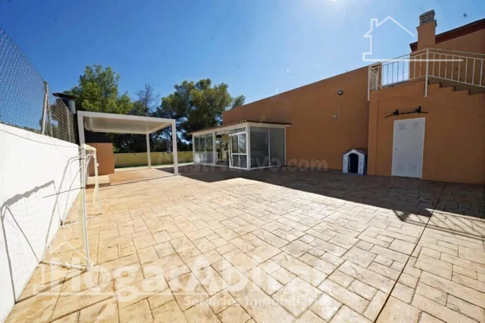 Respira paz entre el mar y la montaña en este exclusivo chalet pareado reformado con piscina privada, solárium y parking