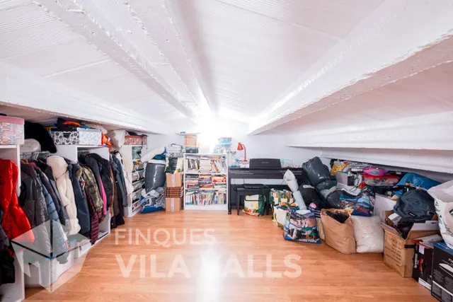 Casa esquinera con jardín privado y estilo inigualable — 26