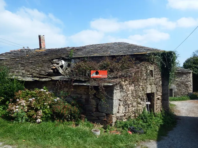 SE VENDE VIVIENDA TÍPICA GALLEGA CON PROYECTO PARA REHABILIT