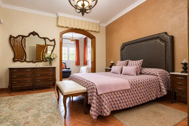 VENDE EN EXCLUSIVA CHALET INDEPENDIENTE EN COÍN — 26