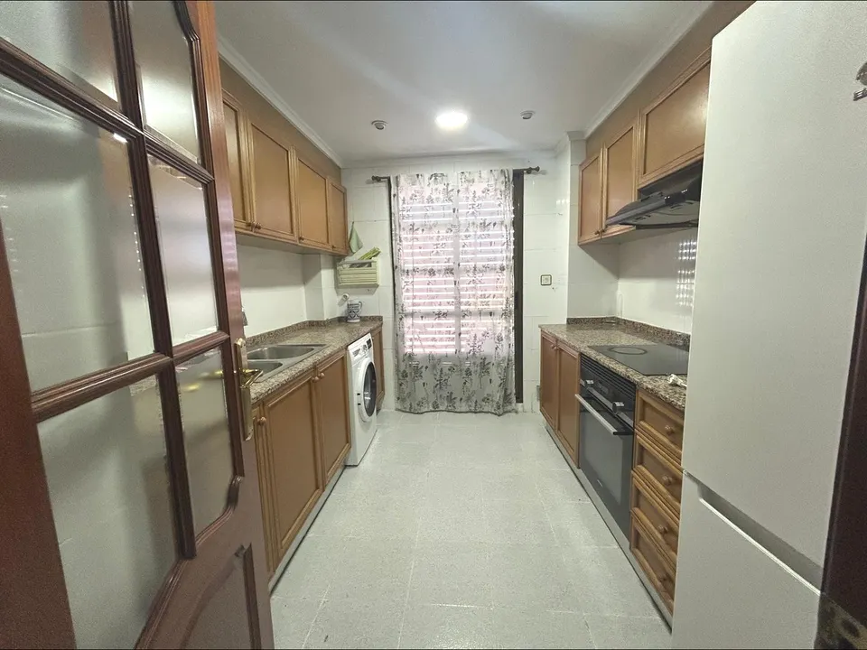 FABULOSA VIVIENDA EN AVENIDA CONSTITUCIÓN DE 3 habitaciones Y DOS BAÑOS CON GARAJE 320.000€