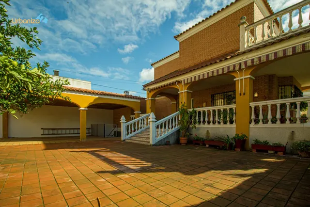CHALET INDEPENDIENTE JUNTO AL VIEJO VIVERO EN BADAJOZ — 2