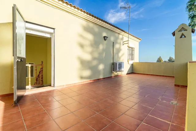 Chalet independiente con piscina privada, amplio jardín y 6 dormitorios en Bollullos de la Mitación — 23
