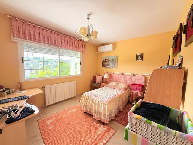 VENTA EN PLENO DOMINIO · Gran chalet de 545 m2 con placas solares y parcela privada de 3.000 m2 · Boadilla del Monte — 35