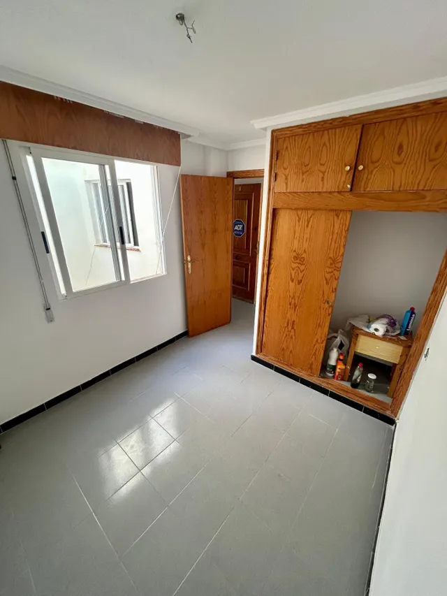 ¡Oportunidad Única! Ático para Reformar en el Centro de Torrevieja con Vistas Despejadas. — 12