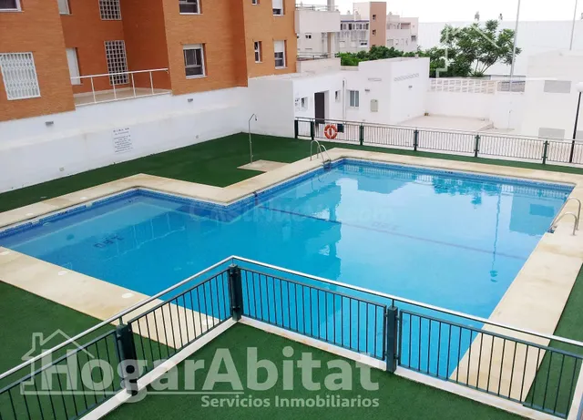 Amplio, moderno y reformado en residencial con terraza, piscina y garaje, todo amueblado — 4