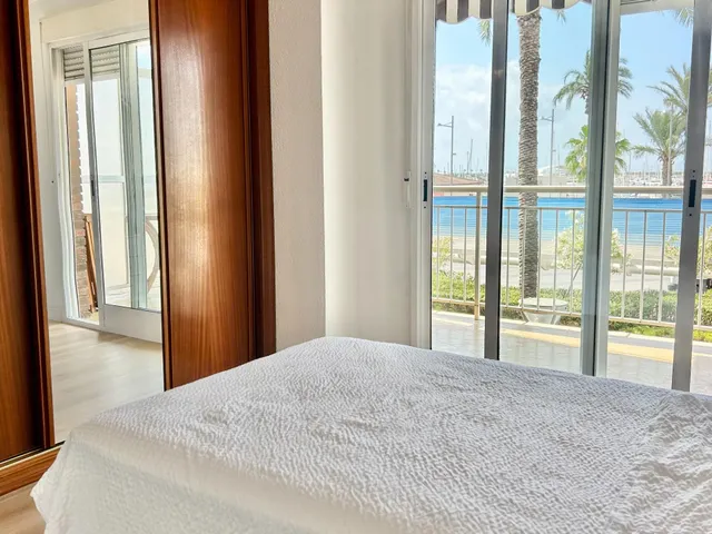 Amplio apartamento con vistas al Paseo, Frente al Club Náutico de Torrevieja — 12