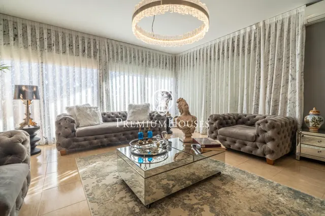 Chalet en venta con ascensor, piscina y grandes espacios en Canet de Mar — 8