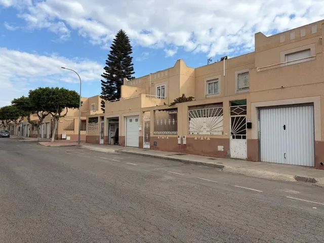 DÚPLEX ADOSADO EN SAN ISIDRO – 4 DORMITORIOS, GARAJE — 3