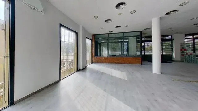 LOCAL EN VENTA EN EL PRAT DE LLOBREGAT (Barcelona). — 16
