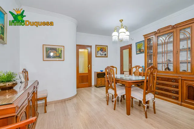 Piso de 4 dorm. con ascensor y Plaza de aparcamiento. Avda. de Madrid. — 12