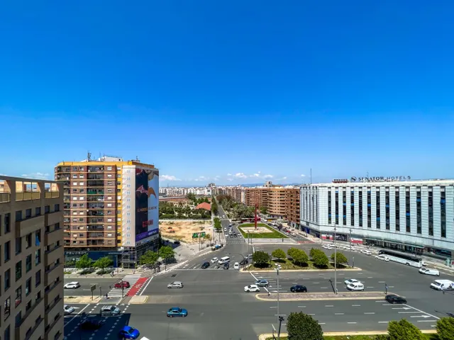 Piso de reciente construcción en alquiler en Avda. Ausias March — 33