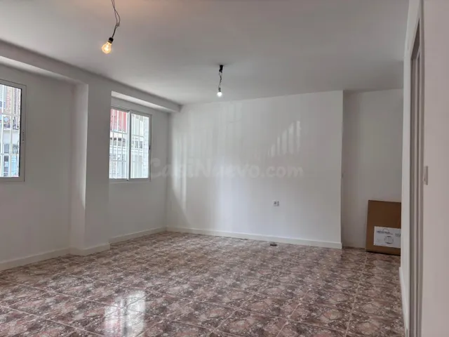 Piso de 2 dormitorios con patio en zona bien comunicada - foto 2