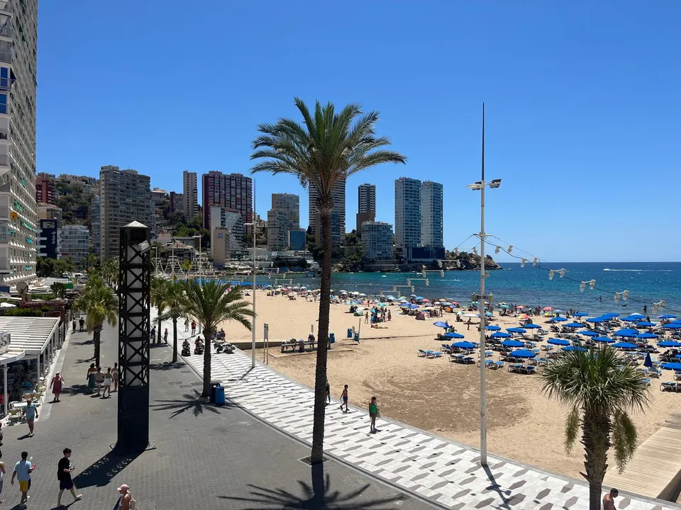 Alquiler larga temporada invierno,oct-jun con de 2 dormitorios en Benidorm primera linea mar,soleado