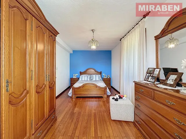 CASA EN VENTA EN RIANXO CON PATIO Y HORREO — 10