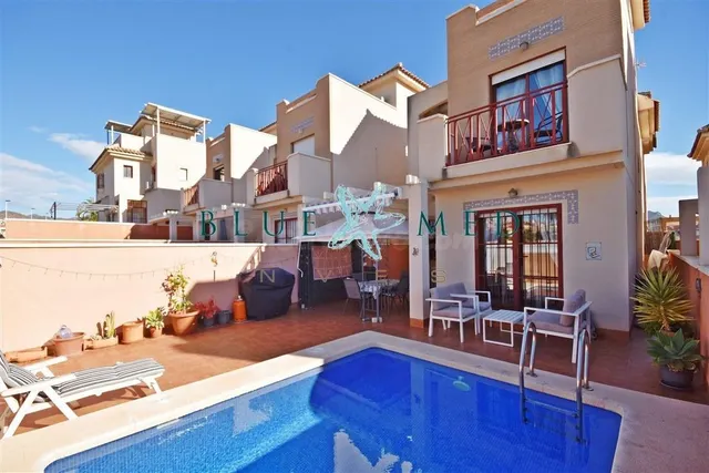 EXCLUSIVO CHALET CON VISTAS AL MAR Y PISCINA PROPIA EN EL AL