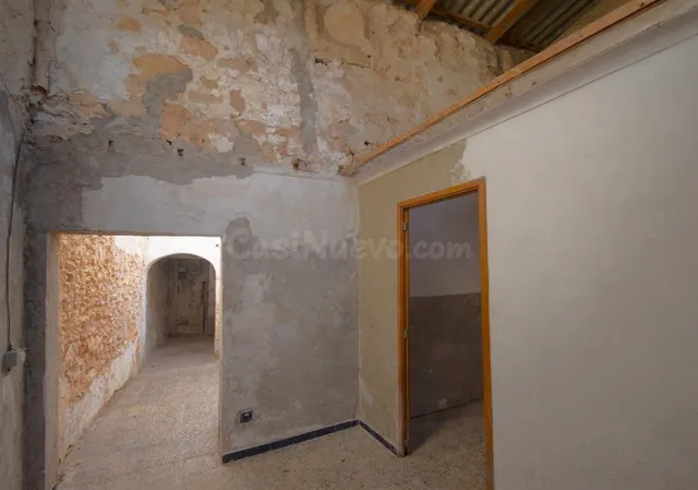 Casa de pueblo con garaje y jardín para reformar en Muro. - foto 5