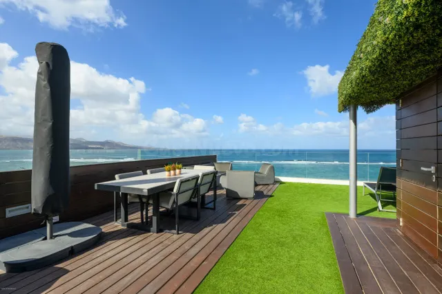 Ático de lujo en venta en primera línea de la Playa de Las C
