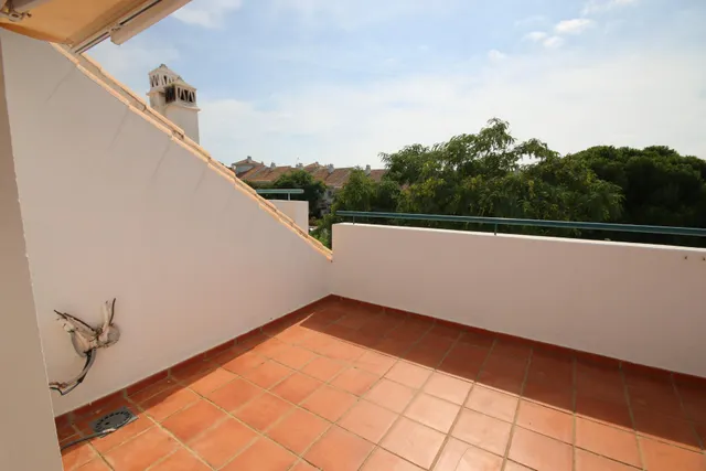 Exclusivo adosado de 3 plantas en Hoyo 14 junto al Campo de Golf – Nuevo Portil — 36