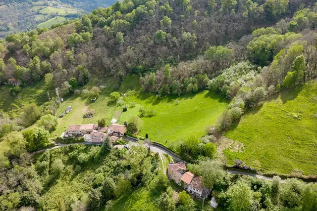 Casa  asturiana de piedra a rehabilitar con finca de 32.000 m2  en Llaneces (Mieres) — 27