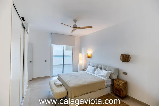 Planta baja con piscina privada y amplias terrazas — 15