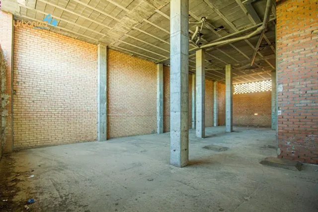 SE VENDE LOCAL COMERCIAL CON GRAN FACHADA Y POSIBILIDAD DE ENTREPLANTA. — 8
