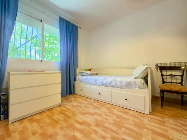 CHALET INDEPENDIENTE CON 3.500 M2 DE PARCELA, PISCINA, VIVIENDA DE INVITADOS Y PISTA DEPORTIVA EN LOS TABLAZOS — 28