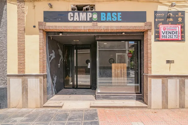 Amplio Local Comercial en Calle Calderón — 22