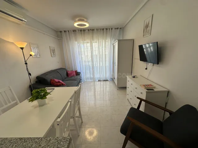 Estudio con terraza, Alicante, Torrevieja. 1 habitación, 36 m2, 900 metros al mar — 9