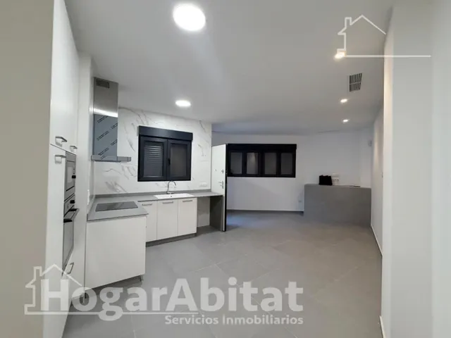 Estrena diseño y máxima eficiencia en esta moderna planta baja reformada con piscina y garaje — 20