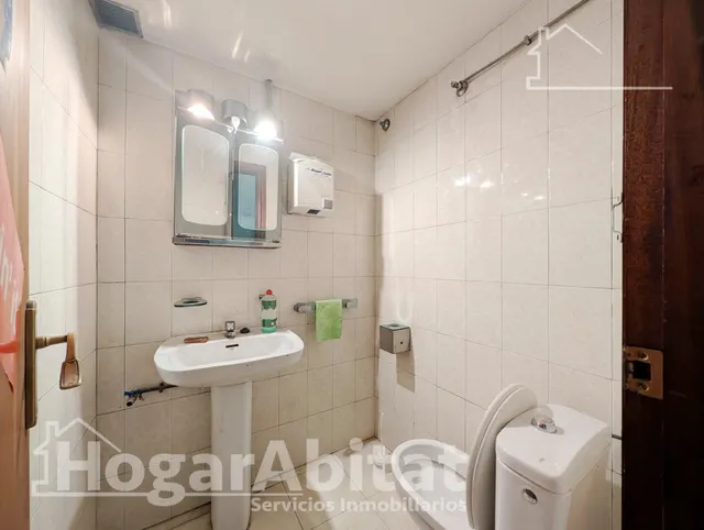 AMPLIO LOCA COMERCIAL CON MUCHAS POSIBILIDADES — 20